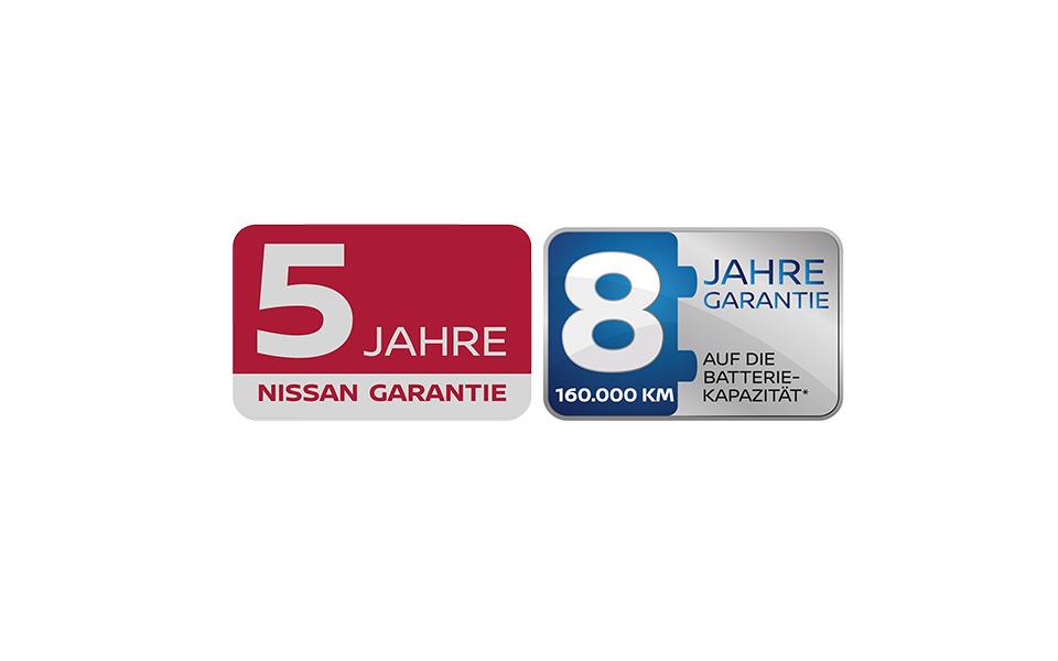 Zu sehen sind zwei Nissan Garantieschilder. Links ein rotes Schild mit weißer Schrift: "5 Jahre Nissan Garantie". Rechts ein silber-blaues Schild mit der Aufschrift: "8 Jahre Garantie auf die Batteriekapazität, 160.000 km".